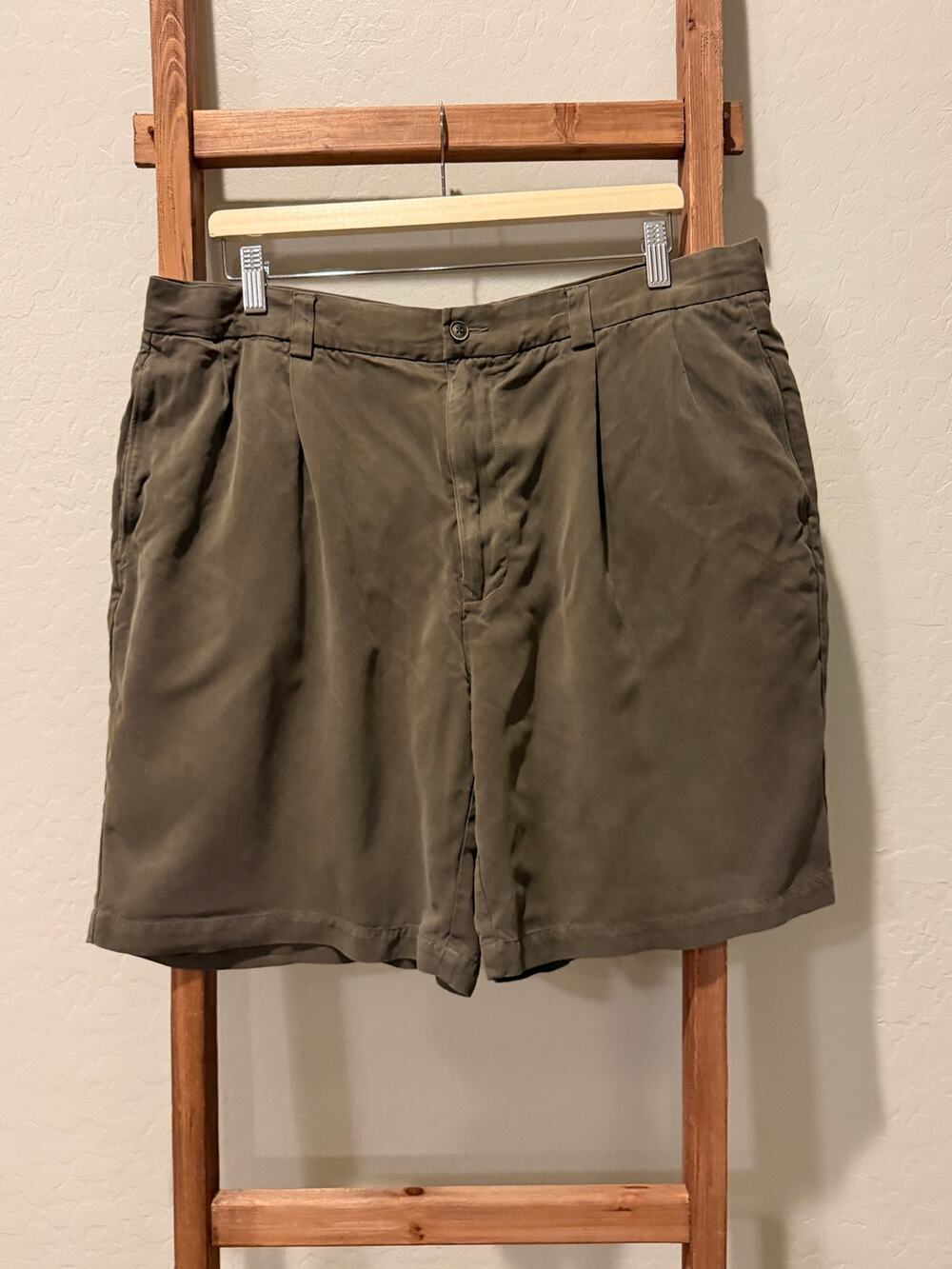 Tommy Bahama Men’s Silk Shorts Olive Green 38 Relaxed Fit 8” Inseam